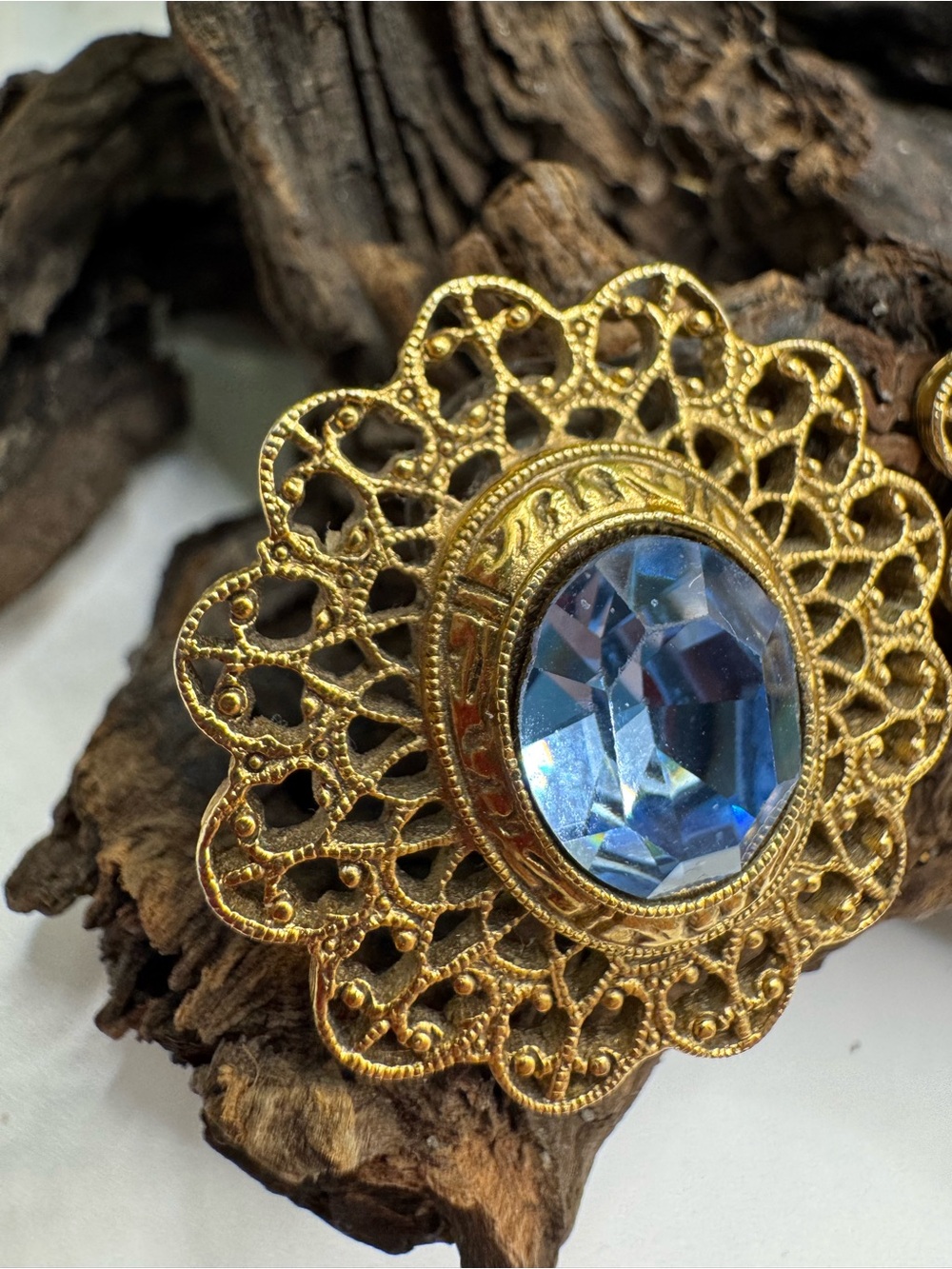 1928 vintage pierced earrings EUC. Blue rhinestones in gold tone filigree metal. - Picture 3 of 5